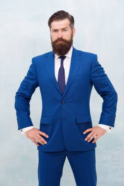 O en iyisidir. Profesyonel meslek ve kariyer. Profesyonel iş adamı. Profesyonel gibi giyinmek. Profesyonelce bak. Mavi takım elbiseli profesyonel bir adam. Olgun çalışanlar resmi takım elbise giyer.