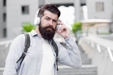 İşe günlük rota. Modern hayat. Şehir merkezinde yürüyen kulaklıklı bir adam. Müzik dinliyordum. Sırt çantası olan yakışıklı bir hippi. Boş sokaklarda yürüyorum. Müzikle baş başa. İyi ses.