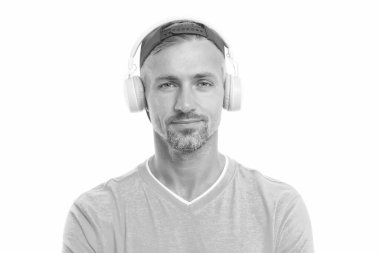 Şapkalı adam müzik kulaklığı dinliyor. Keyfin yerinde. Modern kablosuz kulaklık. Mükemmel bir fikir. Elektronik dans müziği ve ev şarkıları. Enstrümantal müzik. Erkek kulaklıkları beyaz arkaplan