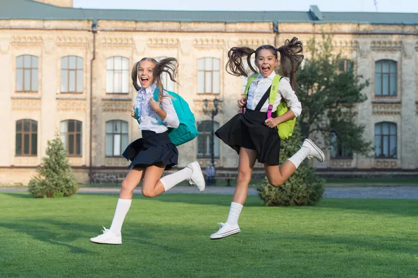 Eccitato ragazze felici uniforme scolastica in esecuzione, fretta concetto — Foto Stock