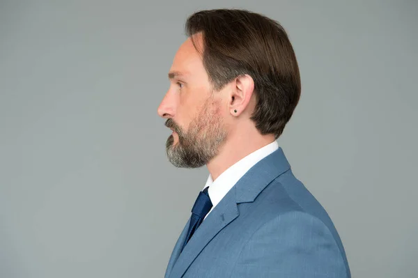 Seriöser gepflegter Mann mit Bart im Anzug Seitenansicht, Friseurdienstleistungskonzept — Stockfoto