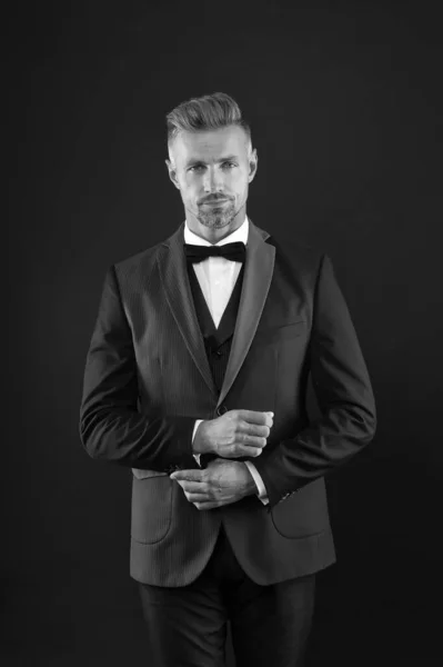 Glamour clássico e elegância. Homem de negócios fundo escuro. O homem de negócios usa um fato elegante. Bonito homem de negócios em roupa formal. Moda formal e estilo. Empresário profissional. Código de vestuário comercial — Fotografia de Stock