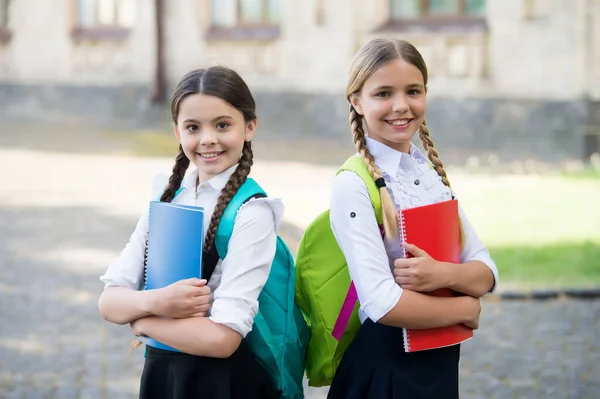 La lección ha terminado. Cuidado de niños y feliz infancia. colegialas adolescentes haciendo la tarea. Niños usando copybooks para estudiar. Educación y aprendizaje a distancia para niños. Educación en el hogar durante la cuarentena — Foto de Stock