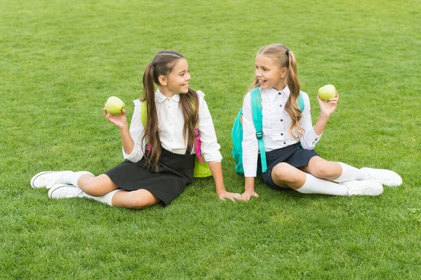 Маленькие девочки едят здоровый школьный обед, витаминные продукты — стоковое фото