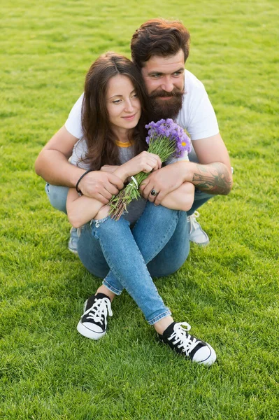 Blumen am Valentinstag. Verliebte Paare feiern Valentinstag. Hipster umarmen sexy Mädchen grünes Gras. Valentinstag-Feier. Blumenladen. Glücklicher Valentinstag — Stockfoto