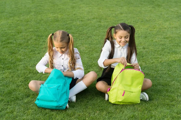 Групове вивчення на відкритому повітрі дівчаток однокласників з рюкзаками, концепція розпакування рюкзака — стокове фото