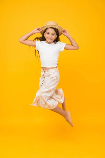 Veselá malá holka letní oblečení skákání, levitační koncept — Stock fotografie