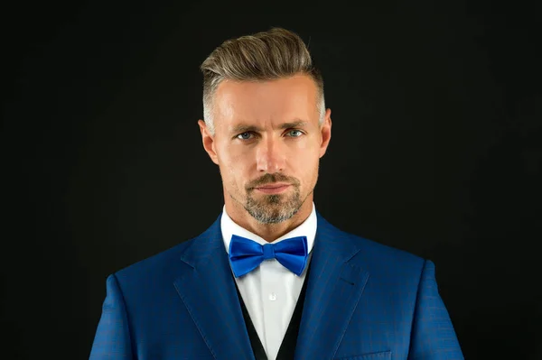 Mode modell man bär smoking fluga elegant gentleman, företag parti koncept — Stockfoto