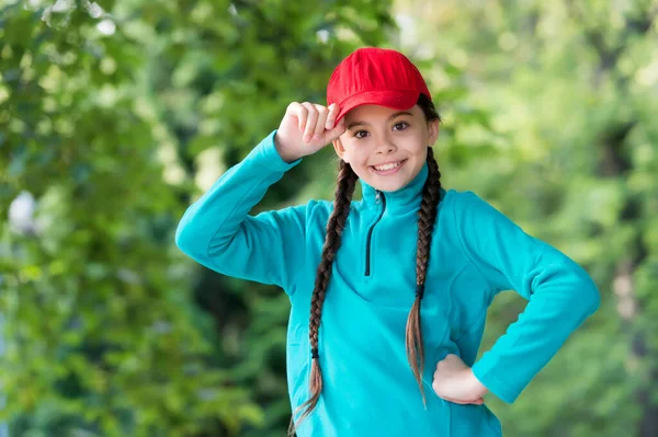 Hipster-Baby. Glückliche Hipster tragen Schnappschüsse natürlicher Natur im Freien. Kleines Kinderlächeln im Hipster-Stil. Hip-Hop-Mädchen. Irre Schönheit. Trendy cool. Kinderbekleidungsgeschäft. Sommerferien — Stockfoto