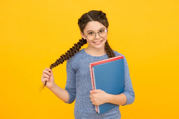 Schulmädchen-Alltag. Schulverein. Bibliothekskonzept. Machen Sie sich bereit für den Unterricht. Inspirierende Bildung. Private Schulbildung. Nettes lächelndes Schulmädchen. Mädchen kleine Schulmädchen. Schüler mit Zöpfen gehen zur Schule — Stockfoto