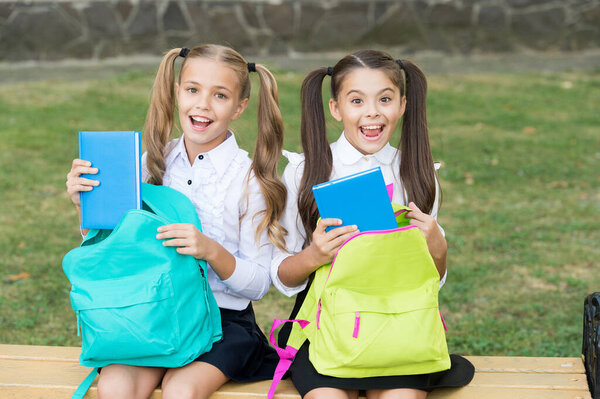 Школьный литературный клуб. Счастливые дети берут книги из сумки. Урок литературы. Школьная библиотека. Английская литература Детская литература. Иностранный язык. Домашняя работа. Домашнее чтение Возвращение в школу