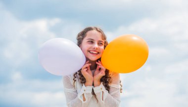 Neşeli çocuk iyi eğlenceler. Doğum günün kutlu olsun. Parti balonlu küçük bir kız. Yaz tatili ve tatil. çocukluk mutluluğu. Özgür ve tasasız hissediyorum. Bahar tatilinde küçük bir çocuk. Eğlence zamanı.