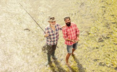 Kişisel hırs. Kırsal kesim. Hobi. Vahşi doğa. Büyük balık avı. Arkadaşlık. Gölün kıyısında kamp yapmak. Elinde olta ve ağla iki mutlu balıkçı. Baba oğul balık tutuyor. Kaçak avcılık