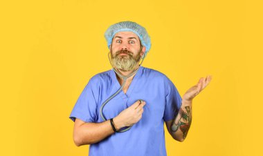Kalp krizini önle. Kalp atışlarını dinliyorum. Sağlık sigortası. Virüs konsepti. Adam hastanede çalışıyor. Sakallı doktor üniformalı steteskop. Tıbbi kontrol. Tıbbi yardım. Belirtileri izle. Ücretsiz ilaçlar