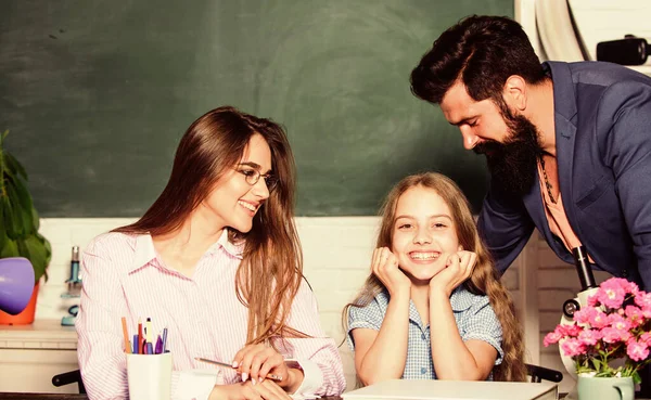 Zuerst beginnt man mit den Hausaufgaben. Eltern helfen Tochter bei den Hausaufgaben Kinder machen Hausaufgaben im Unterricht. Glückliche Familien lernen zusammen. Nachhilfe und Hausaufgaben. Hausaufgabenbetreuung. Privatunterricht — Stockfoto