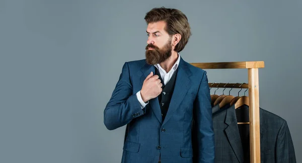 Sastre mide hombre. hombre de negocios con estilo en el espacio de trabajo. Estudio de diseño de moda. Diseñador de moda masculino. Las medidas individuales de la mano del hombre. Hombre pidiendo traje de negocios posando en interiores. espacio de copia —  Fotos de Stock