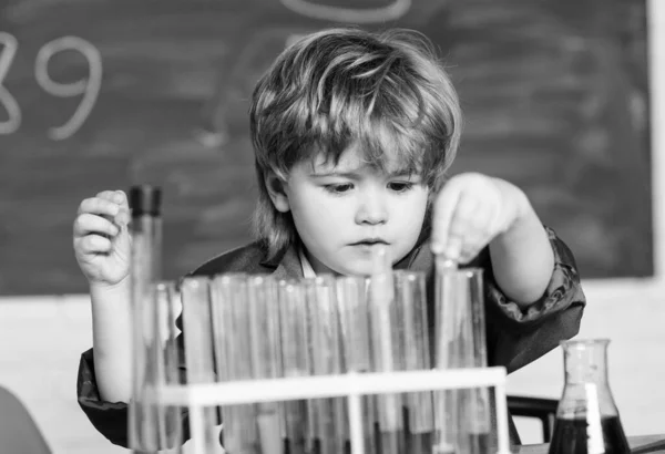 Análise química. Conceito científico. Wunderkind a fazer experiências com química. Menino tubos de teste líquidos coloridos sala de aula da escola de química. O miúdo estuda química. Biotecnologia e farmácia. Aluno génio — Fotografia de Stock