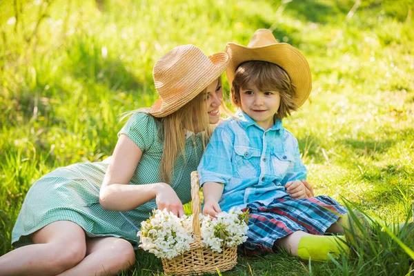 최고의 주말이야. 함께 자유 시간을 보내 십시오. 봄의 자연에서 휴식을 취하 십시오. 아름다운 계절의 벚꽃. 사랑하고 부드러운 순간들 이죠. 행복 한 어머니 날, 여름 날씨를 즐기 세요. 부모와 자녀의 역 할 — 스톡 사진