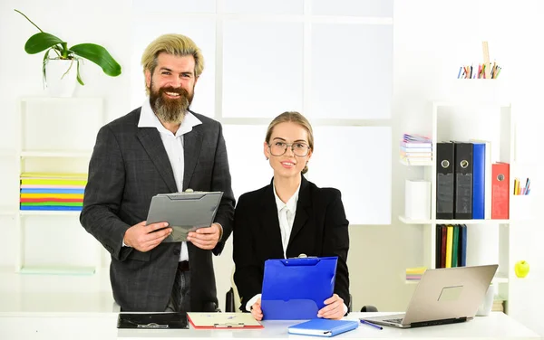 Compañeros de comunicación. Negocios exitosos. Pareja de negocios trabajando. Un par de trabajos en la oficina. Asesoría legal. Director gerente jefe hombre y mujer. Subordinación y trabajo en equipo. Informe empresarial — Foto de Stock