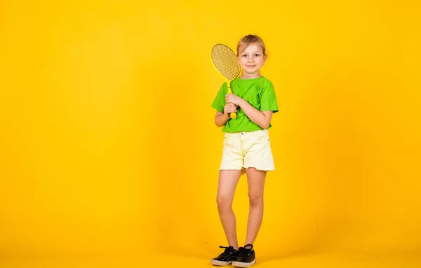 Club de tennis pour enfants. Joueur de tennis avec raquette. Activité de l'enfance. Fitness apporte santé et énergie. Entraînement de gymnastique de l'adolescente. Succès du sport. Joyeux enfant jouer au tennis. Entraînement tennis — Photo