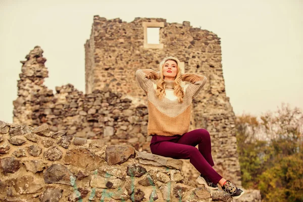 Vrouw make-up gezicht zitten op stenige ruïnes achtergrond ongeconcentreerd. Toerisme. Verken de middeleeuwse kasteelruïnes. Modieus meisje toerist. Vakantie en reizen. Reisbureau. Reisbestemmingen — Stockfoto