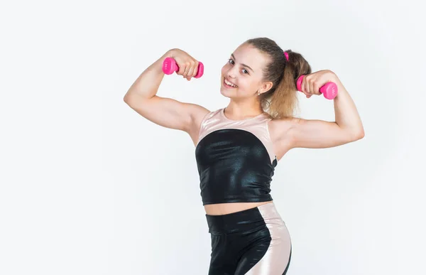 Entrenamiento de niña pequeña con barras. deporte y fitness. adolescente chica hold dumbbell. tienda de ropa deportiva y equipo. estilo de vida saludable. dietas para niños. entrenamiento infantil en gimnasio aislado en blanco — Foto de Stock