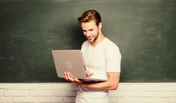 Comunicaciones en línea. Profesora de escuela con laptop. El hombre guapo usa tecnología moderna. Tecnología digital. Programación de desarrollo web. Concepto digital. Estudiante aprender mundo digital. Navegación por Internet — Foto de Stock