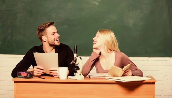 Educazione a casa. Un paio di uomini e donne in classe. Torniamo a scuola. Scuola moderna. Giorno della conoscenza. Vita studentesca. Lezione e lavagna. Giornata degli insegnanti. Una coppia felice. Congratulazioni. — Foto Stock