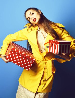 Mavi stüdyo geçmişi olan ciddi renkli bir kız.