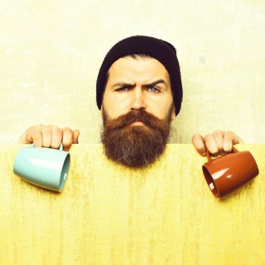 Kâğıt çarşaf ve fincanlarla vahşi beyaz hippi sakallı.