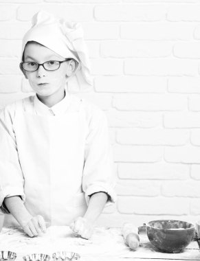 Duvardaki tuğladan arka planda yakışıklı aşçı çocuk, kopyalama alanı