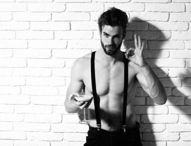 Yakışıklı, sakallı, taş duvarda seksi bir adam.