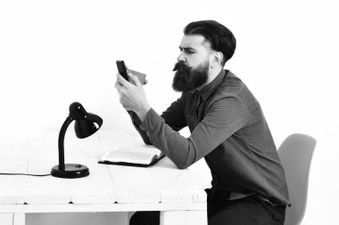 Sakallı, vahşi, beyaz, bıyıklı, ciddi bir hippi.