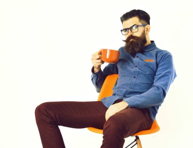 Sakallı adam, turuncu bardaklı, bıyıklı, Kafkas hippi.