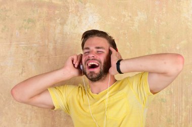 Müzikal yaşam tarzı. Neşeli DJ kulaklıkla şarkı dinliyor.