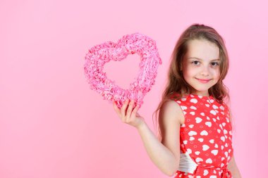 Kırmızı elbiseli, uzun saçlı, tatlı çocuk.