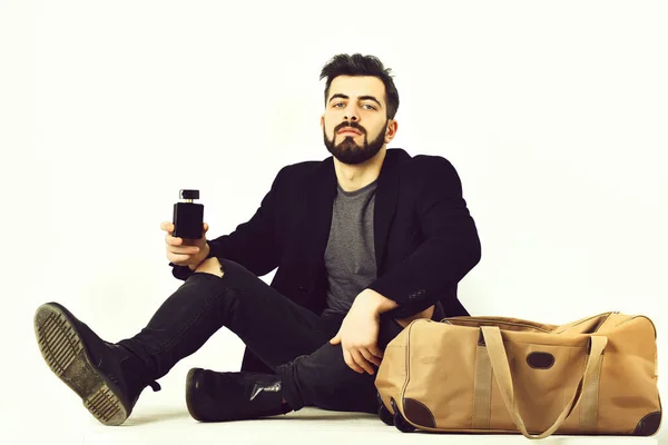 Homem barbudo, hipster caucasiano com bigode e frasco de perfume — Fotografia de Stock