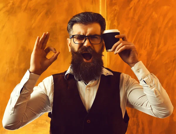 Barbudo hombre, brutal caucásico hipster con bigote celebración taza de café — Foto de Stock