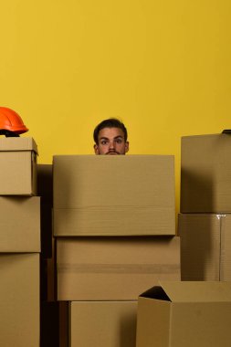 Şaşırmış suratlı maçonun miğferi var. Sakallı adam