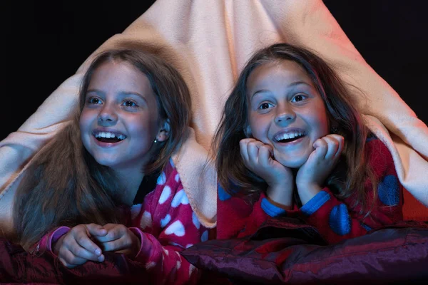 Gyermekek és szórakoztató idő koncepció: izgatott arcú lányok — Stock Fotó