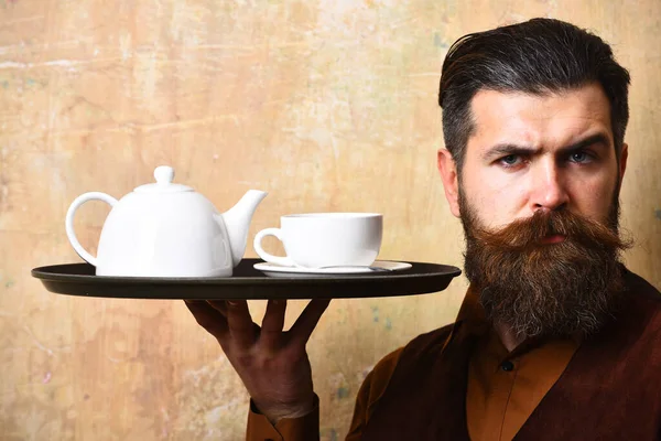 Barman con viso serio serve tè o caffè — Foto Stock