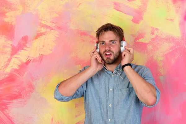 Americano guapo barbudo con auriculares. europeo chico tener divertido tiempo. — Foto de Stock