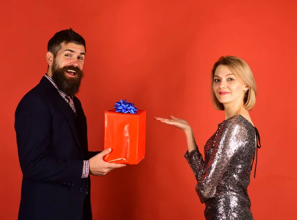 Meisje en baard man met gelukkige gezichten aanwezig geschenkdoos. — Stockfoto