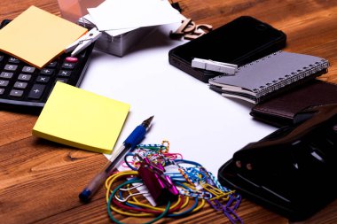 İş ve iş kavramı. Ahşap arkaplanda ofis araçları