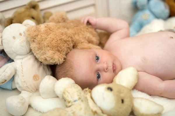 Concetto di infanzia e curiosità. Bambino appena nato con gli occhi azzurri — Foto Stock