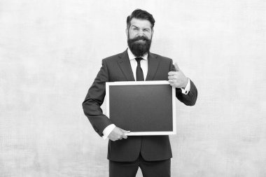 En iyi ürünü dene. Mutlu adam ürün öneriyor. Satıcılar iyi niyet göstergesi olarak el sallar. Ürün tanıtımı. Terfi ve pazarlama. Satılık ürünler. Boş karatahta, alanı kopyala