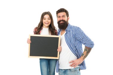 Reklam ya da terfi. Baba ve kızı yazı tahtasının fotokopi alanındalar. Beyaz arka planda babası olan bir kız. Uluslararası Çocuk Günü. Mutlu bir çocukluk. Aile haberi. İndirim ve indirim. Bayıldık.