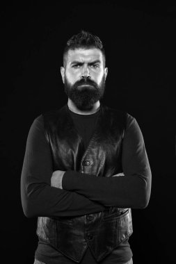 Bütün gün kendimden emin hissediyorum. Sakallı adam kollarını kavuşturur. Moda modelinin kendine güveni tam. Gündelik tarzda koyu bir geçmişi olan kendine güvenen bir hippi. Moda ve tarz trendleri. Kendinden emin ve çekici.