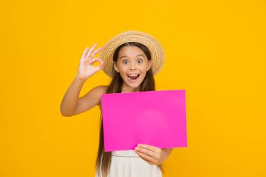 Mükemmel zamanlama. Kültürel bir etkinlik. Yaratıcı bir etkinlik. Sanat Sergisi. Galeri ya da müze. Reklam konsepti. Turizmi destekliyorum. Yaz satışları. Poster fotokopi alanı tutan kız. Tatil zamanı. Kız hasır şapka