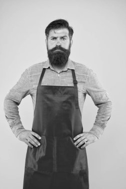 Aşçı üniformalı sakallı adam. Olgun bir tezgahtar. Kırmızı önlüklü şef. Restoran personeli. Yemek pişirme hobisi. Bir sürü teslimat günü seçeneği var. Bütün aile eğlenir. Evde yemek pişirmek. Ev işlerine yardım ediyorum.